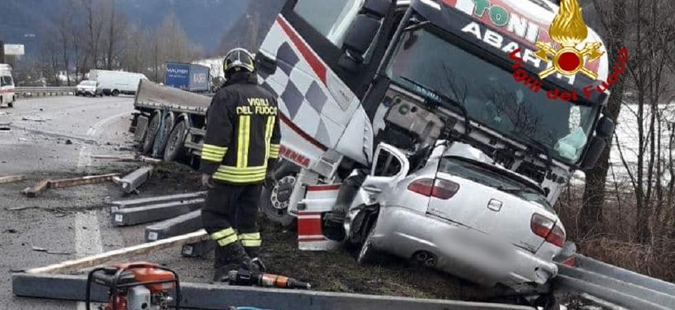 Terrificante frontale contro un camion, morto sul colpo il trentino Marco Bancher